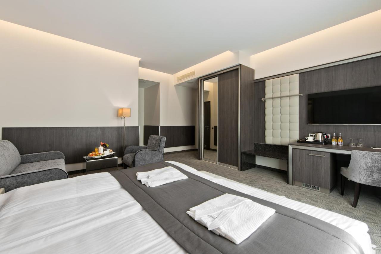 Congress Avenue 4*