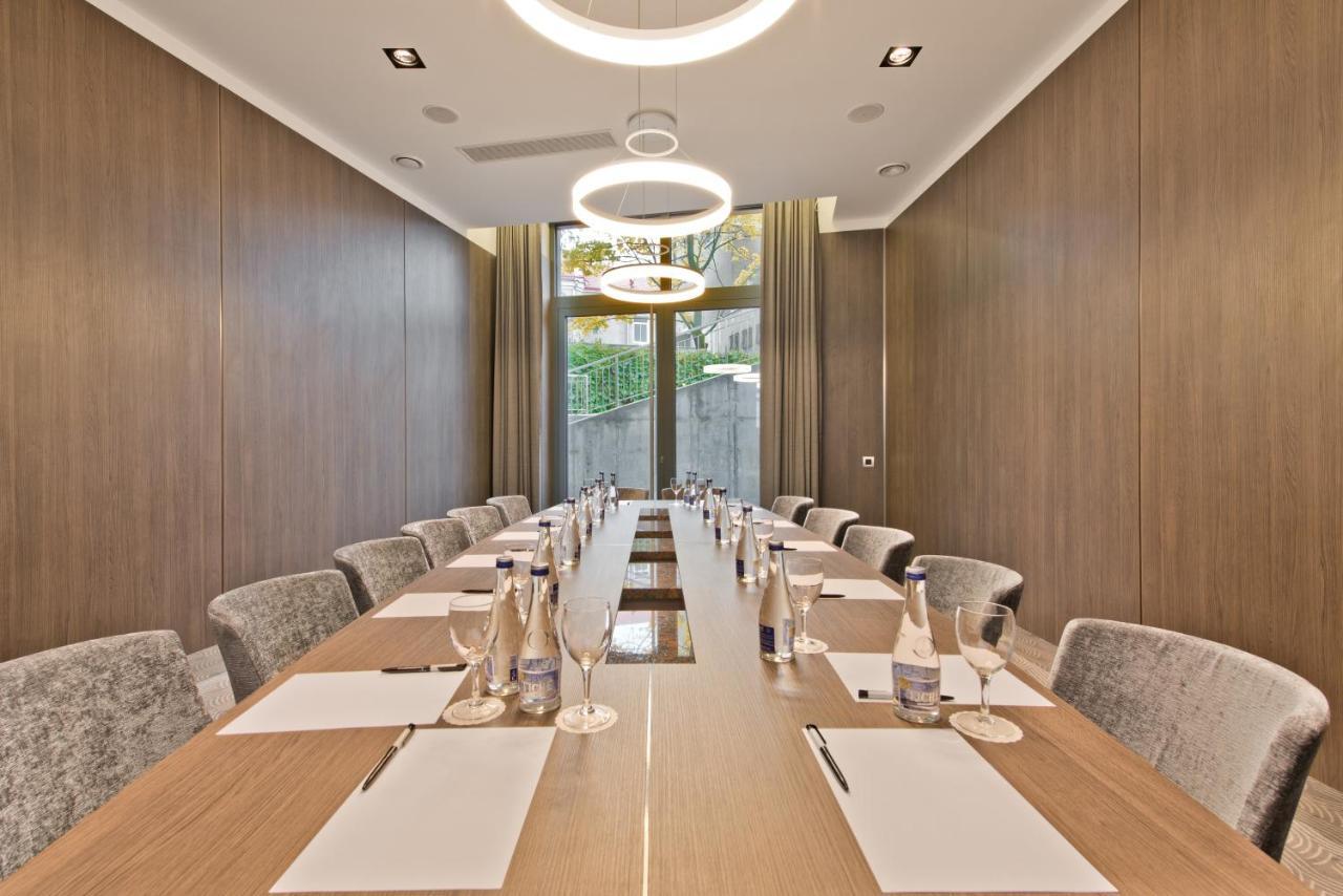 Congress Avenue 4*